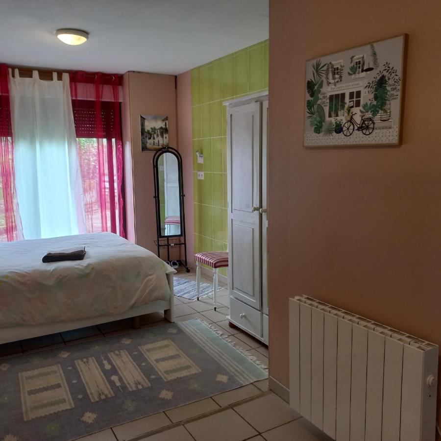 Chambre Spatieuse Avec Grand Lit. アスペ エクステリア 写真
