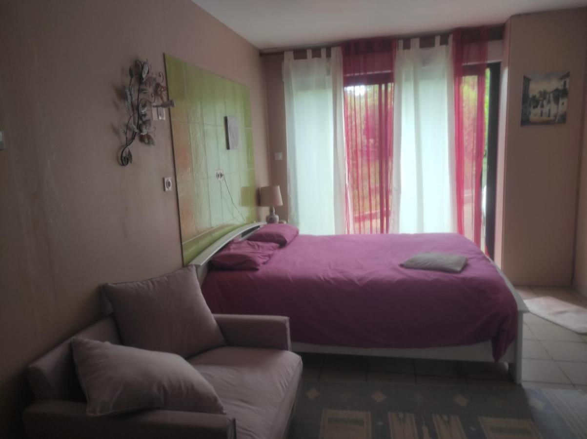 Chambre Spatieuse Avec Grand Lit. アスペ エクステリア 写真